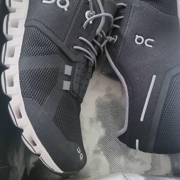 ON running Women's CLOUD, BLACK/WHITE, 9
Box as is - Picture 6 of 10